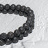 Nahaufnahme des zweireihigen Lavaperlen-Armbands – natürliche Porenstruktur für ätherische Öle.